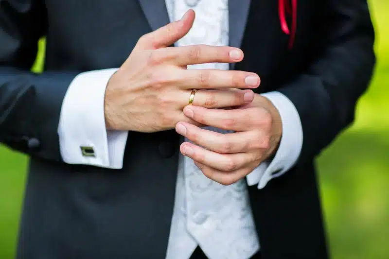 Alliance pour homme : guide pour choisir la bague de mariage parfaite